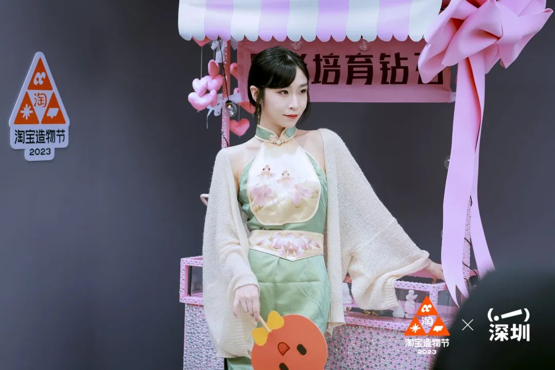 DƬ